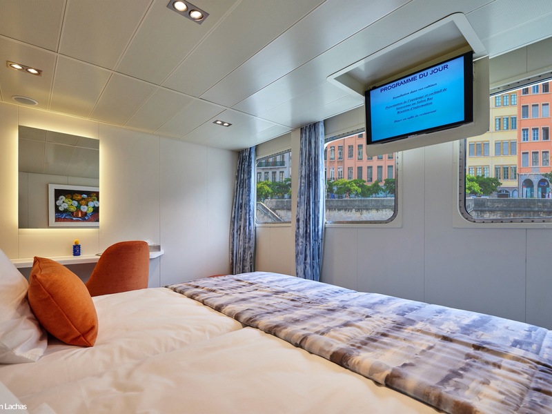 CAT. A - Main Deck 2 Adjustable Twin Beds